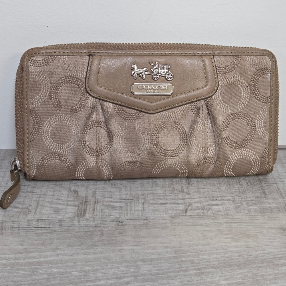 Coach Optic C Logo Zip Around Wallet Tan Pink Jacquard Pleated Silver Plaque